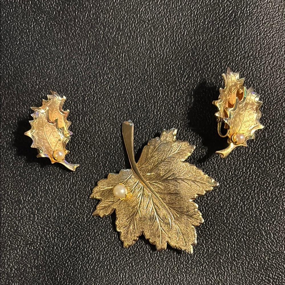 Sarah Coventry Gold Leaf Brooch